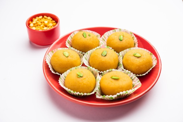 Besan pedapedha pera populaire indiase mithai bereid met grammeel ghee sugar milk