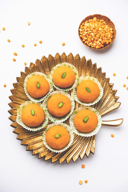 Besan Pedapedha pera Populaire Indiase mithai bereid met grammeel Ghee Suiker Melk