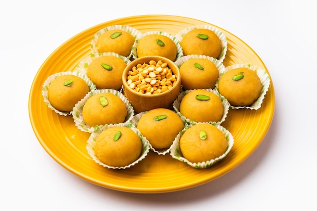 Besan Pedapedha pera Populaire Indiase mithai bereid met grammeel Ghee Suiker Melk