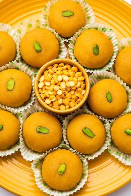 Photo besan pedapedha pera popular indian mithai prepared using gram flour ghee sugar milk