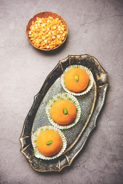 Foto besan pedapedha pera mithai indiano popolare preparato con farina di ceci ghee sugar milk