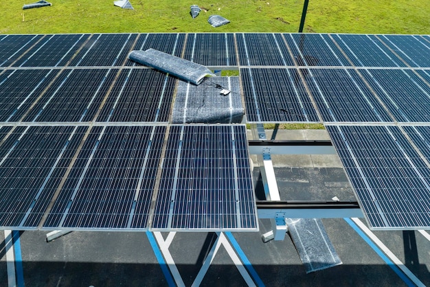 Beschadigd door orkaanwind fotovoltaïsche zonnepanelen gemonteerd op het dak van de parkeergarage voor het produceren van groene ecologische elektriciteit Gevolg van een natuurramp in Florida VS