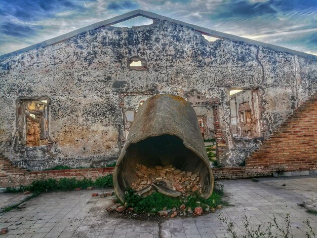 Foto beschadigd gebouw tegen de lucht.