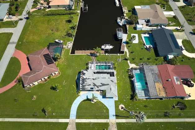 Beschadigd huisdak met ontbrekende dakspanen na orkaan Ian in Florida Gevolgen van natuurramp