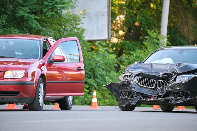 Beschadigd in zware auto-ongevallenvoertuigen na botsing op de plaats van de crash in de stad. Verkeersveiligheid en verzekeringsconcept.