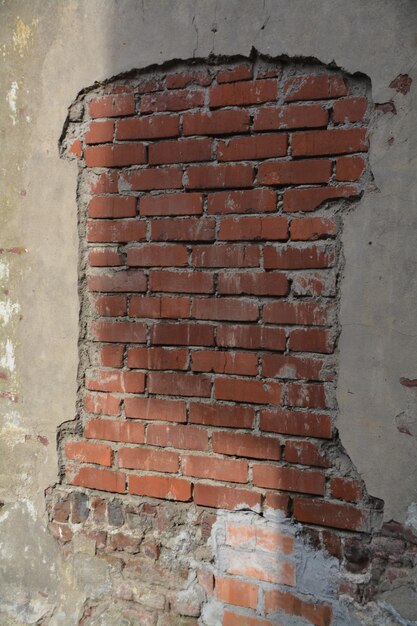 Foto beschadigde bakstenen muur van het gebouw