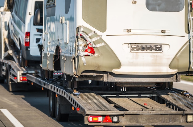 Foto beschadigde campers rv weggesleept naar een reparatiewerkplaats