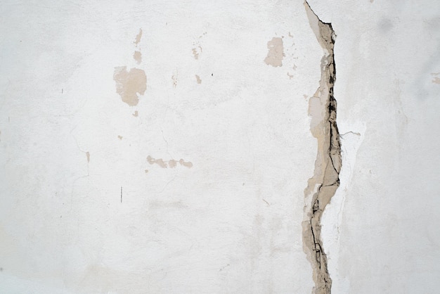 Beschadigde muur met ruimte van het barstexemplaar Getextureerde ongelijke achtergrond van ruwe betonnen muur