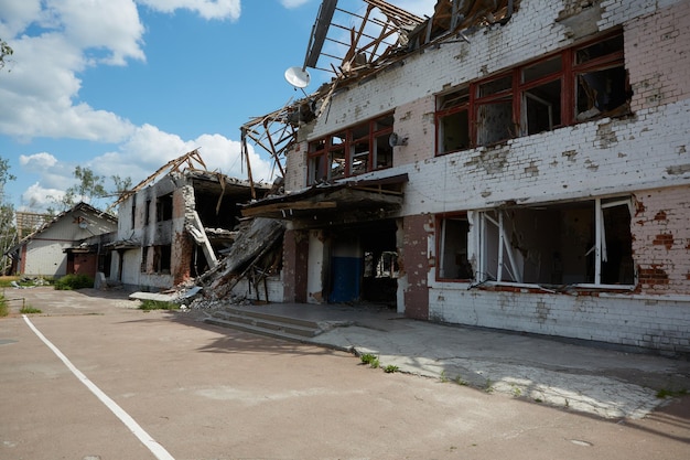 Beschadigde verwoeste huizen in Chernihiv bij Kiev in het noorden van Oekraïne