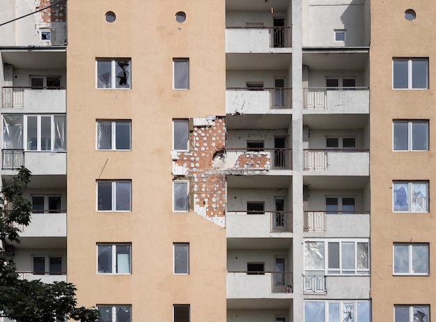 Beschadiging van gevel van een burgergebouw als gevolg van mortierbeschietingen door het russische leger