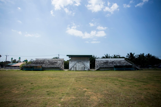 Bescheiden voetbalstadion met een tribune in Chiang Rai in Thailand