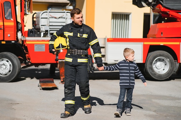 Bescherm mensen tegen gevaarlijk met een dapper hart Held in brandweerman met uniforme veilige kinderen tegen verbrande rook