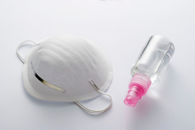 Beschermend gezichtsmasker en handdesinfecterend middel