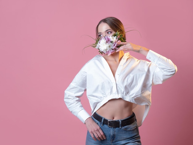 Beschermend gezichtsmasker in bloemen en bloembladen voor het ontwaken van de natuur tijdens de quarantaineperiode...