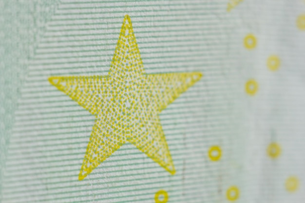 Foto beschermend watermerk op een honderd euro biljet in macro bescherming tegen vervalsing van bankbiljetten hologram detail van papiergeld close-up