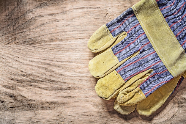 Beschermende handschoenen op houten plank bouwconcept