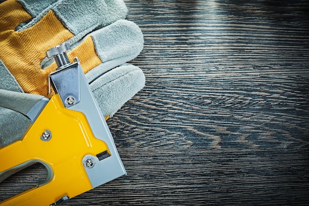 Beschermende handschoenen voor bouwnietpistool
