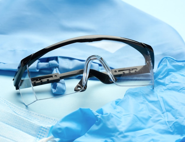 Beschermende plastic bril en wegwerpmaskers