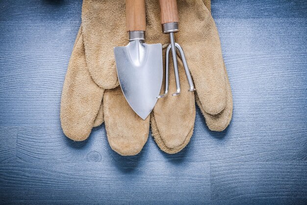 Beschermhandschoen en tuinschepvork