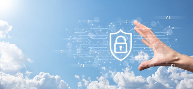 Bescherming netwerkbeveiligingscomputer en veilig uw gegevensconcept, zakenman met schild beschermen pictogram. slotsymbool, concept over beveiliging, cyberbeveiliging en bescherming tegen gevaren.