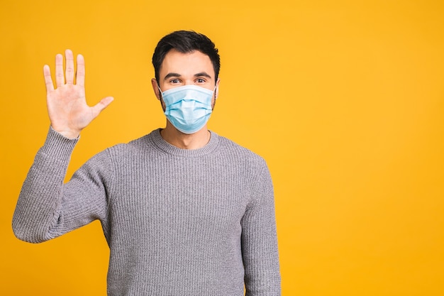 Bescherming tegen besmettelijke ziekten, coronavirus, covid-19. Man met hygiënisch masker om infectie te voorkomen