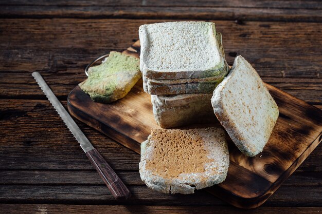 Beschimmeld brood op houten tafel