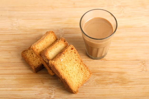 Beschuit met kopje thee op houten oppervlak