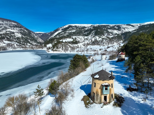 Besneeuwd winterlandschap van het Goynuk Cubuk-meer en windmolens met luchtdrone. Bolu - Turkije.