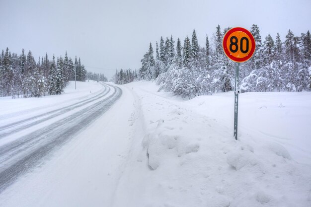 Besneeuwde arctische winterweg