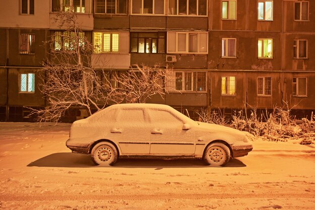 Besneeuwde auto na sneeuwval