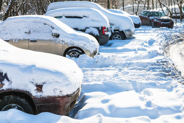 Besneeuwde auto's op parkeerplaats in de winter