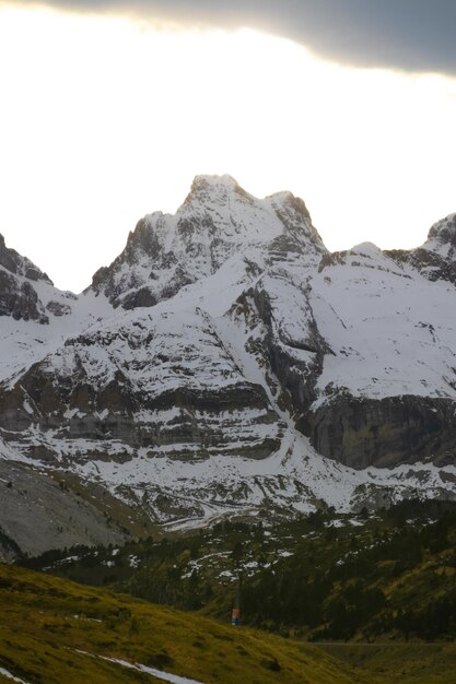 Besneeuwde berg in de Pyreneeën