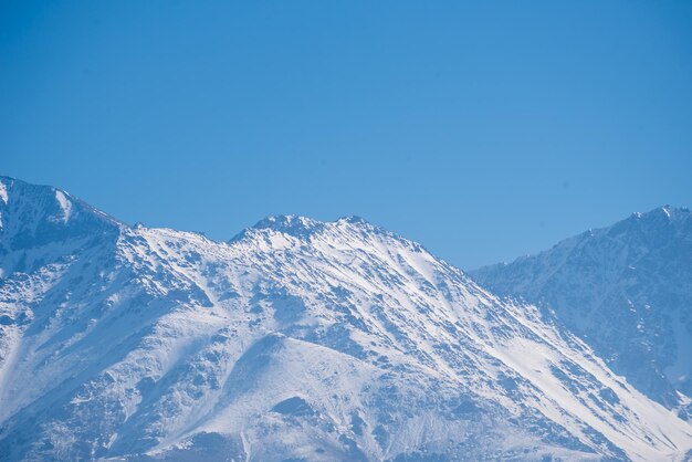 Besneeuwde berg op een zonnige middag