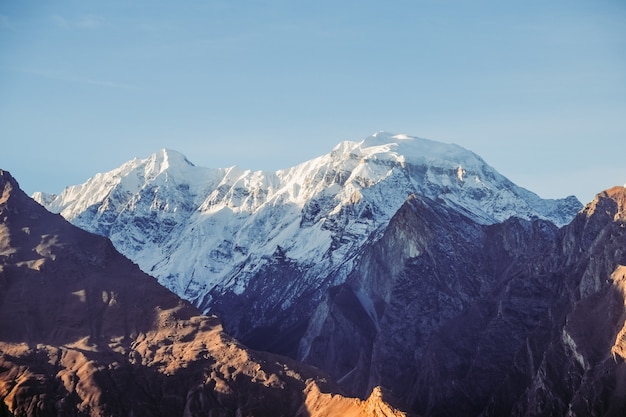 Besneeuwde berg rakaposhi. nagar vallei, gilgit baltistan, pakistan.