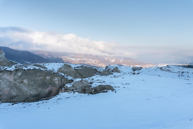 Besneeuwde bergen en heuvels Winterberglandschap