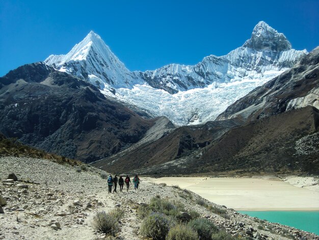 Besneeuwde bergen en kristalhelder meer in de Peruaanse Andes