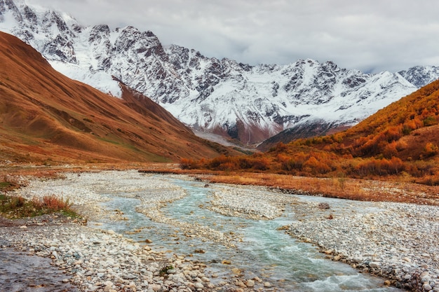 Besneeuwde bergen en luidruchtige bergrivier. Georgia, Svaneti