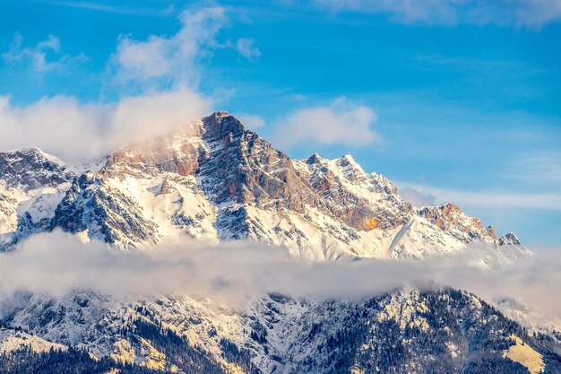 Besneeuwde bergen in winterlandschap Alpen Oostenrijk