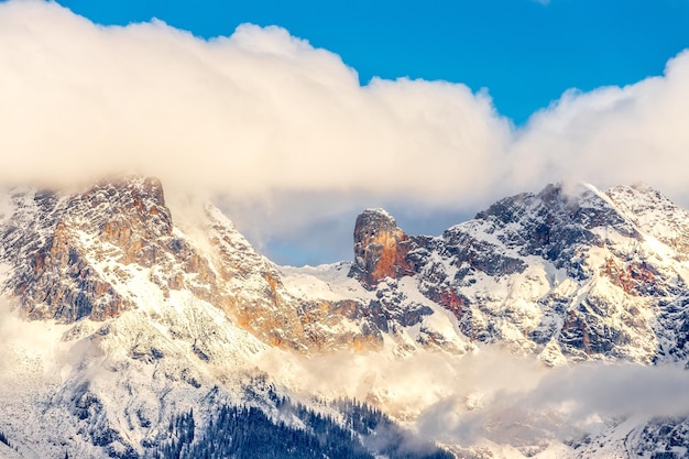 Besneeuwde bergen in winterlandschap Alpen Oostenrijk