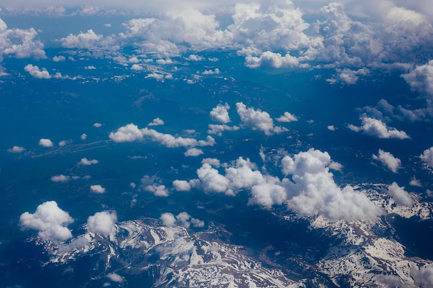 Besneeuwde bergen van het vliegtuig