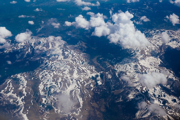 Besneeuwde bergen van het vliegtuig