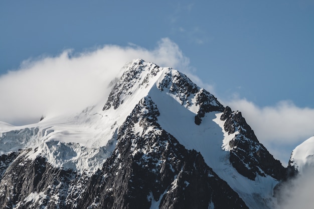 Besneeuwde bergtop bedekt met mist