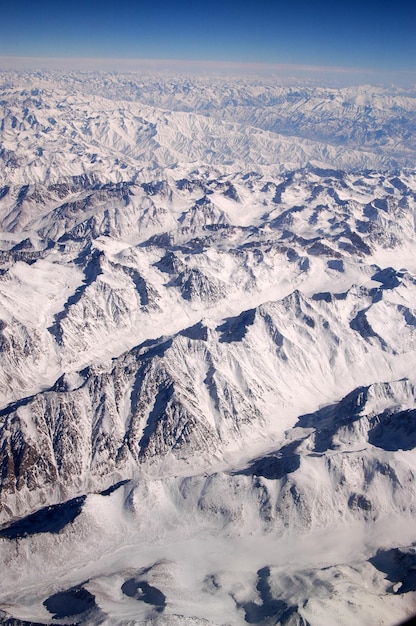 Besneeuwde bergtoppen. Aardoppervlak. Milieubescherming en ecologie. Ontdekking en avontuur. Moeder Aarde heeft ons ter wereld gebracht.