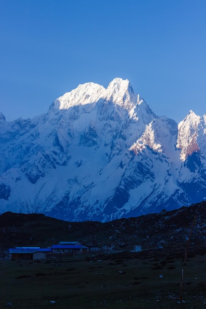 Besneeuwde bergtoppen bij zonsopgang in de Himalaya Manaslu-regio