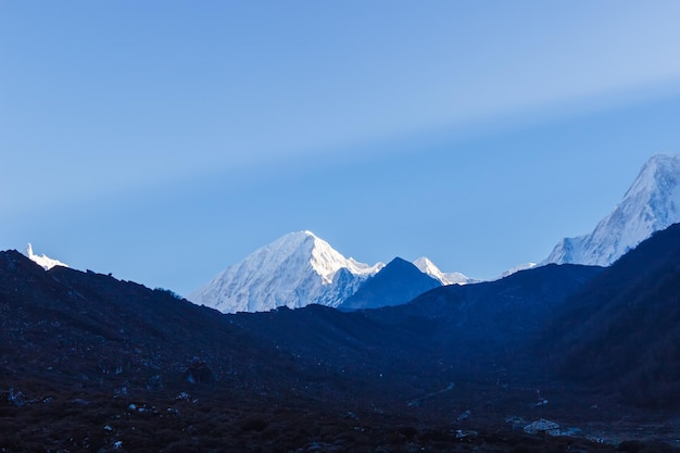 Besneeuwde bergtoppen bij zonsopgang in de Himalaya Manaslu-regio