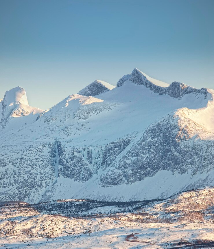 Foto besneeuwde bergtoppen een prachtig uitzicht op besneeuwde bergtoppen
