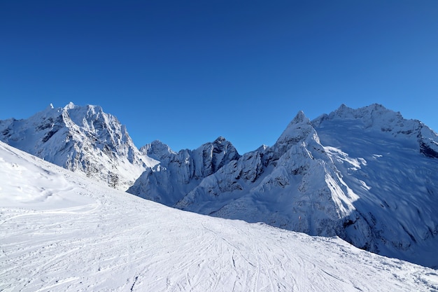 Besneeuwde bergtoppen en de blauwe lucht kaukasus