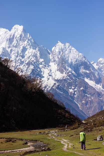 Besneeuwde bergtoppen in de Himalaya Manaslu-regio