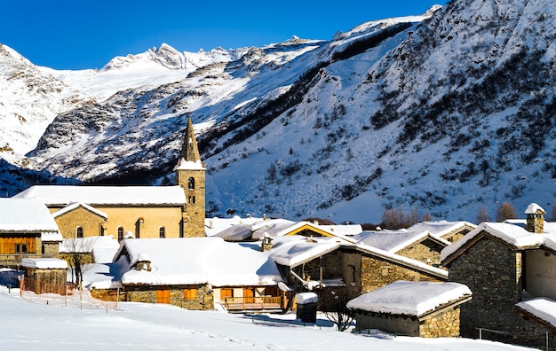 besneeuwde dorp in winterlandschap