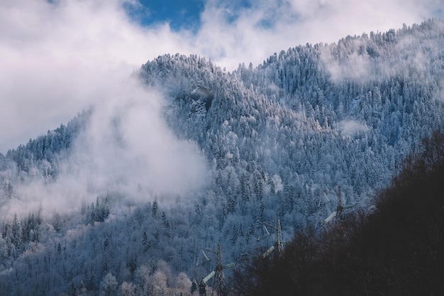 Besneeuwde en mistige bergen